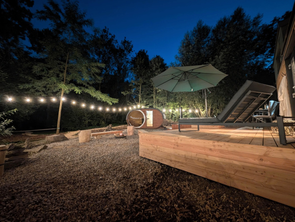 Luxusní tiny house k pronájmu s finskou saunou a vířivým horkým sudem
