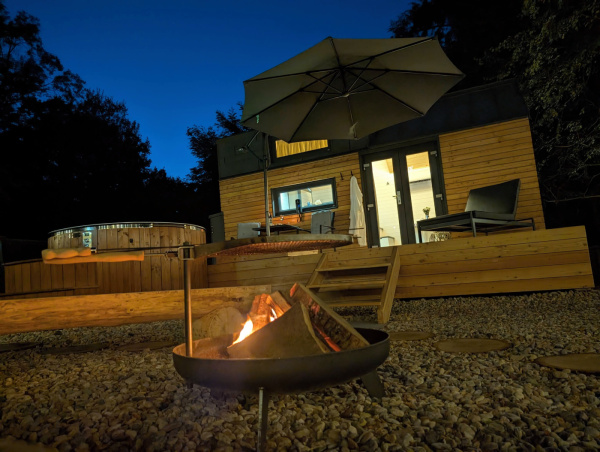 Luxusní tiny house k pronájmu s finskou saunou a vířivým horkým sudem