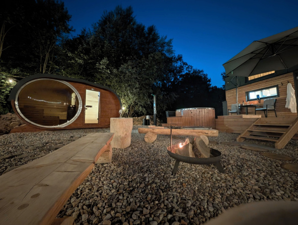 Luxusní tiny house k pronájmu s finskou saunou a vířivým horkým sudem