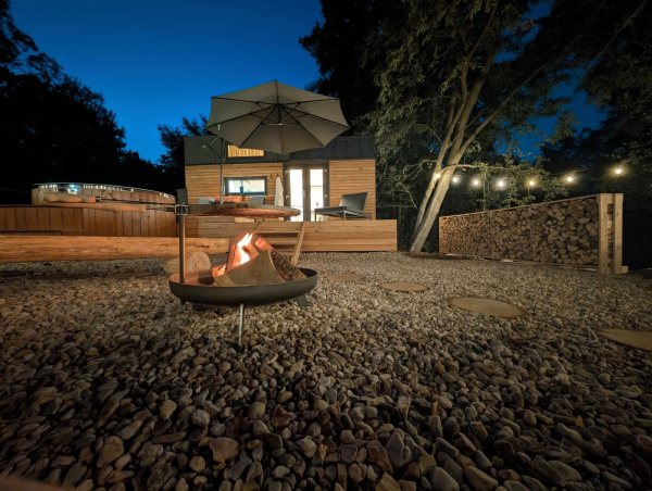 Luxusní tiny house k pronájmu s finskou saunou a vířivým horkým sudem
