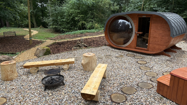 Luxusní tiny house k pronájmu s finskou saunou a vířivým horkým sudem