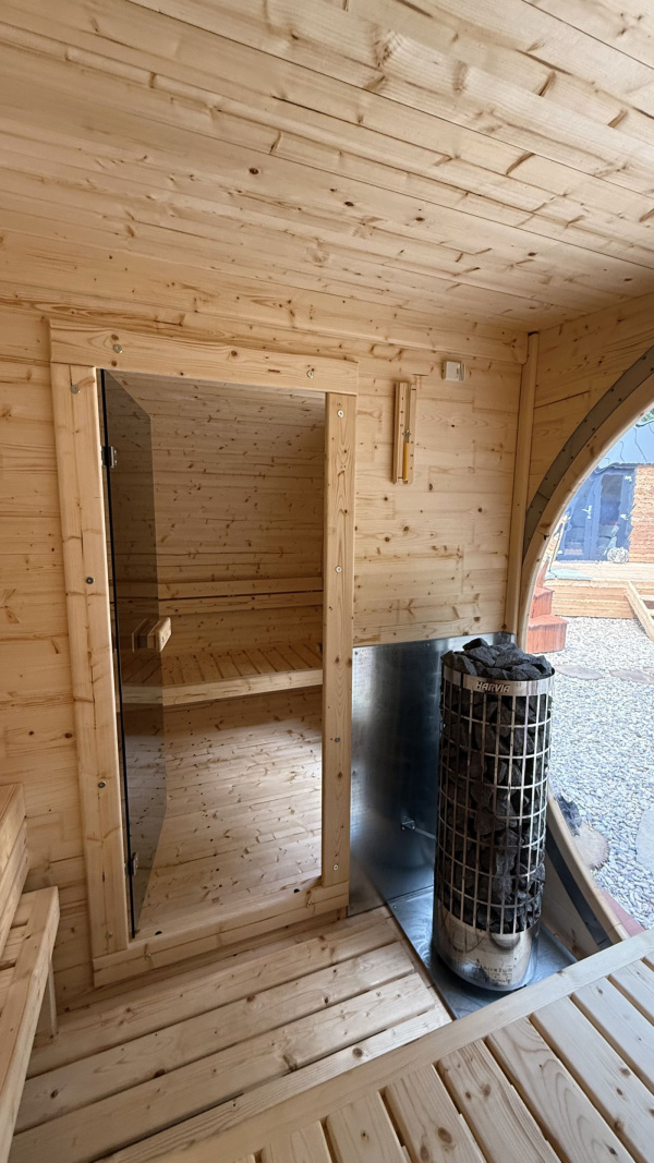 Luxusní tiny house k pronájmu s finskou saunou a vířivým horkým sudem