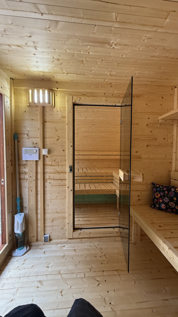 Luxusní tiny house k pronájmu s finskou saunou a vířivým horkým sudem