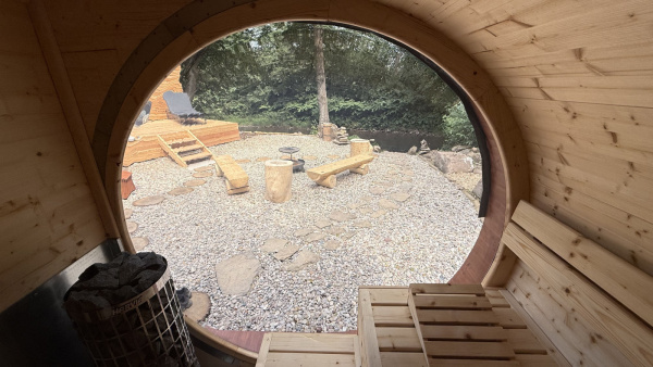 Luxusní tiny house k pronájmu s finskou saunou a vířivým horkým sudem