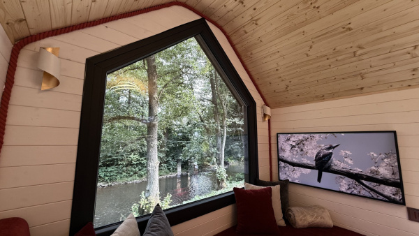 Luxusní tiny house k pronájmu s finskou saunou a vířivým horkým sudem