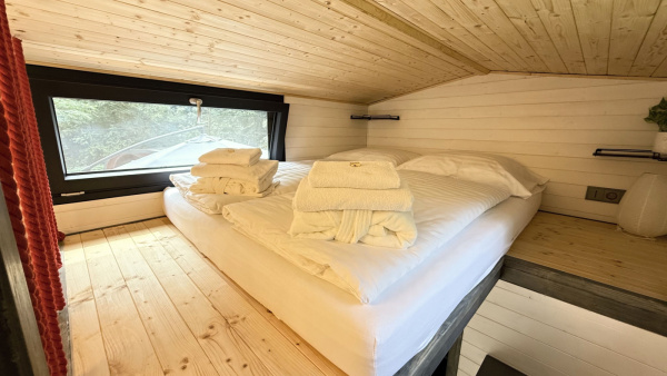 Luxusní tiny house k pronájmu s finskou saunou a vířivým horkým sudem