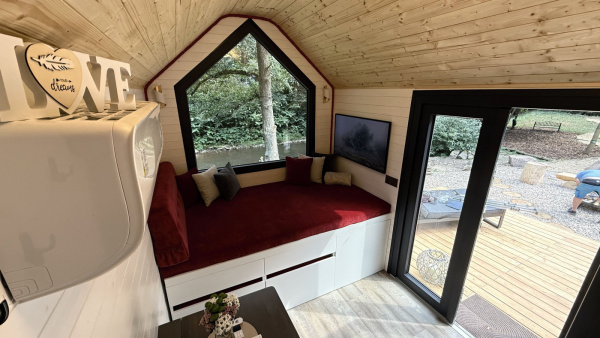 Luxusní tiny house k pronájmu s finskou saunou a vířivým horkým sudem