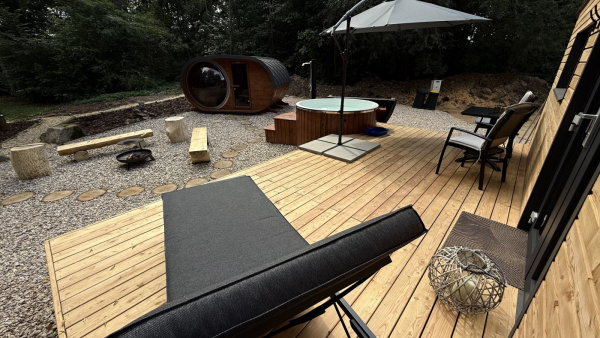 Luxusní tiny house k pronájmu s finskou saunou a vířivým horkým sudem