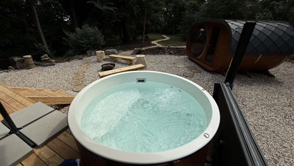 Luxusní tiny house k pronájmu s finskou saunou a vířivým horkým sudem