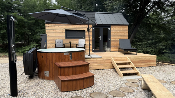 Luxusní tiny house k pronájmu s finskou saunou a vířivým horkým sudem