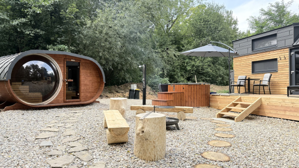 Luxusní tiny house k pronájmu s finskou saunou a vířivým horkým sudem