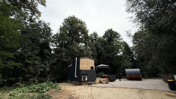 Luxusní tiny house k pronájmu s finskou saunou a vířivým horkým sudem