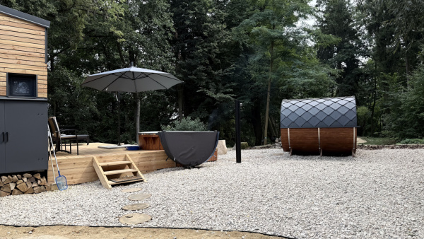 Luxusní tiny house k pronájmu s finskou saunou a vířivým horkým sudem