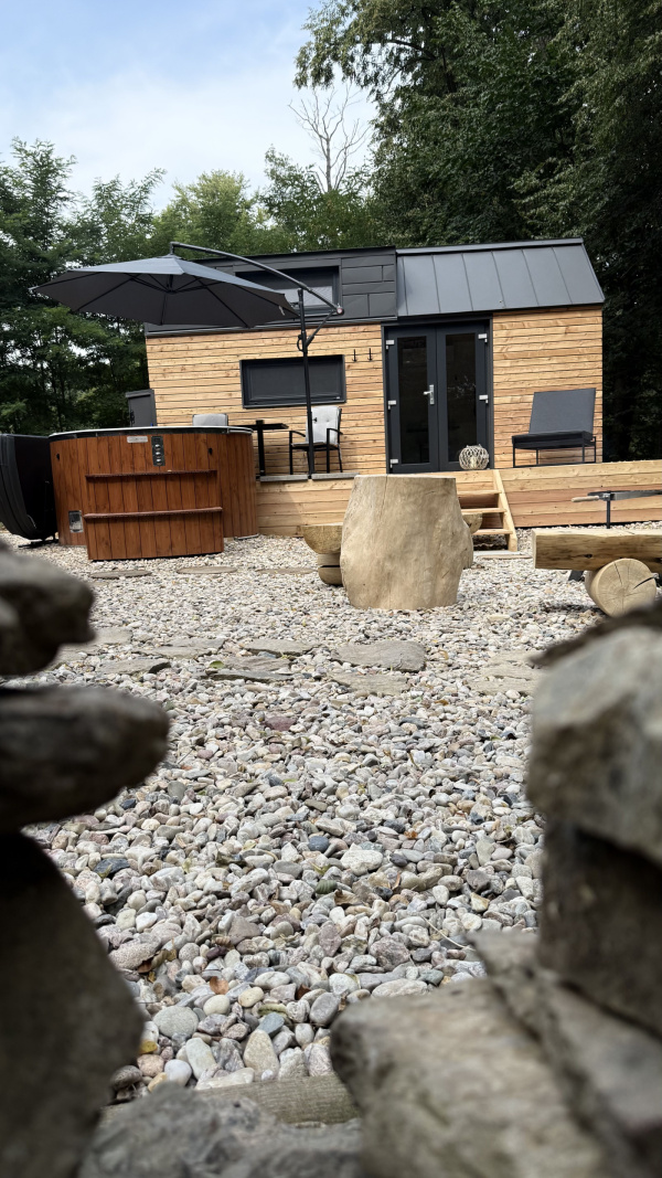 Luxusní tiny house k pronájmu s finskou saunou a vířivým horkým sudem