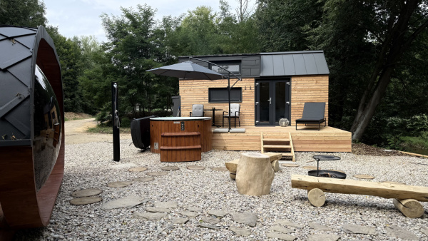 Luxusní tiny house k pronájmu s finskou saunou a vířivým horkým sudem