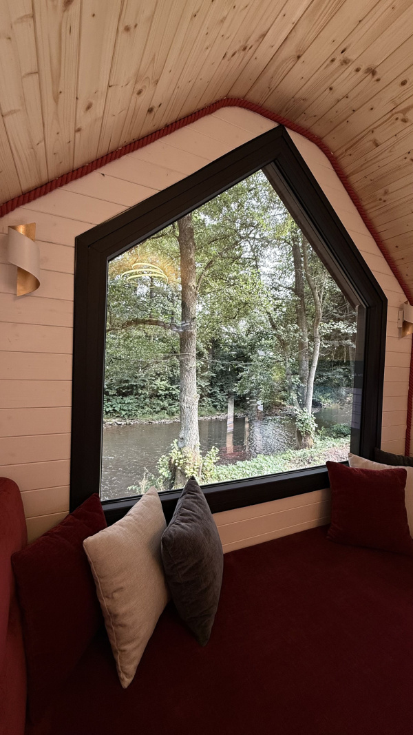 Luxusní tiny house k pronájmu s finskou saunou a vířivým horkým sudem
