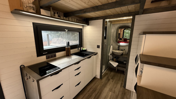 Luxusní tiny house k pronájmu s finskou saunou a vířivým horkým sudem