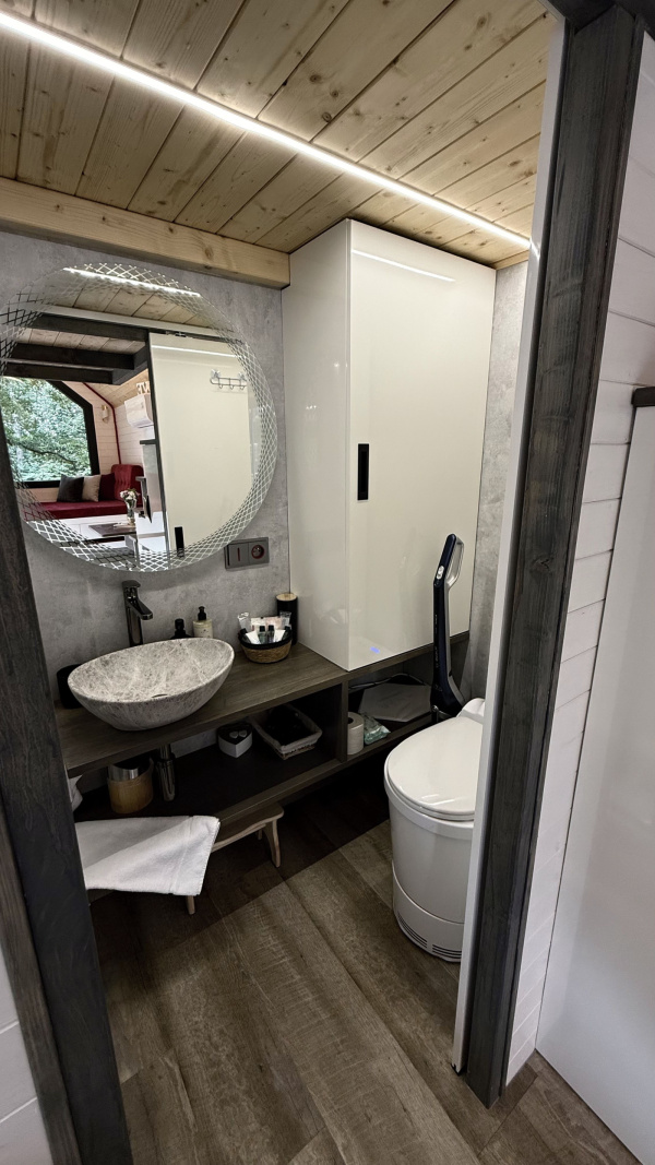Luxusní tiny house k pronájmu s finskou saunou a vířivým horkým sudem
