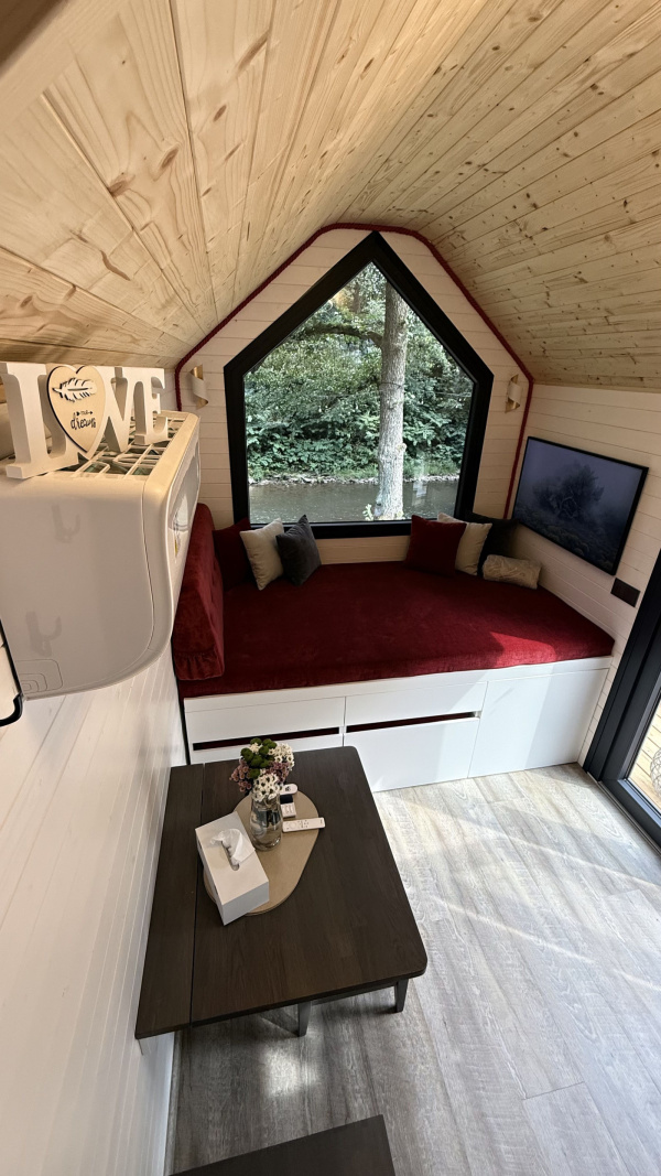 Luxusní tiny house k pronájmu s finskou saunou a vířivým horkým sudem
