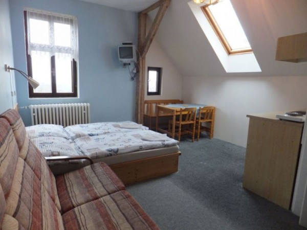 UBYTOVÁNÍ S BAZÉNEM