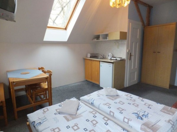 UBYTOVÁNÍ S BAZÉNEM