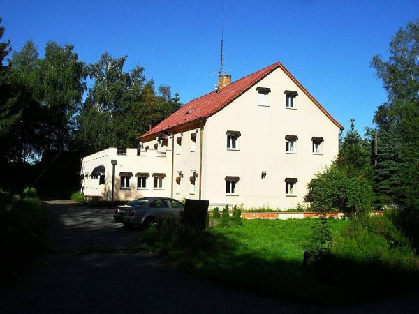 CHALUPA S VNITŘNÍM BAZÉNEM A SAUNOU LIPNO