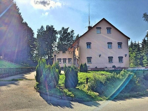 CHALUPA S VNITŘNÍM BAZÉNEM A SAUNOU LIPNO