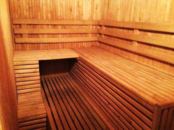CHALUPA S VNITŘNÍM BAZÉNEM A SAUNOU LIPNO