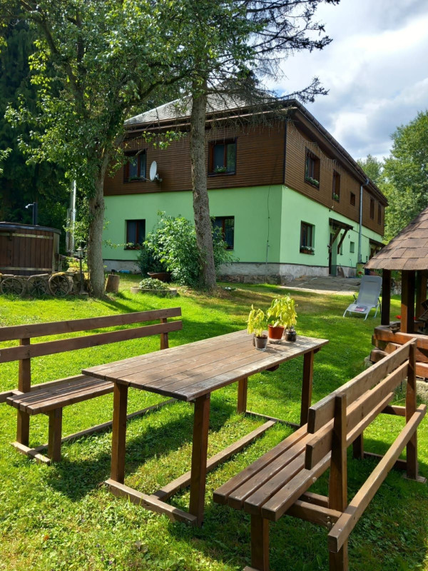 PRONÁJEM CHALUPY S BAZÉNEM I VÍŘIVÝM SUDEM