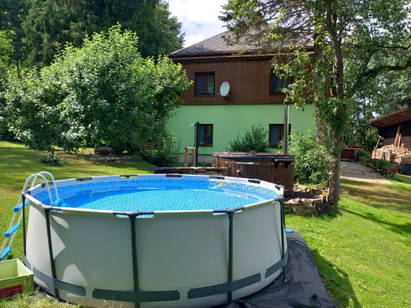PRONÁJEM CHALUPY S BAZÉNEM I VÍŘIVÝM SUDEM