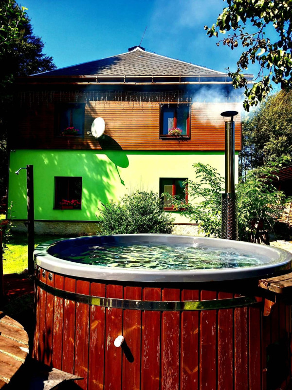 PRONÁJEM CHALUPY S BAZÉNEM I VÍŘIVÝM SUDEM