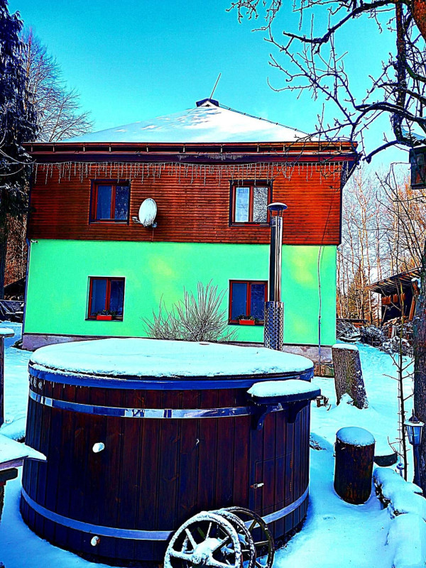 PRONÁJEM CHALUPY S BAZÉNEM I VÍŘIVÝM SUDEM