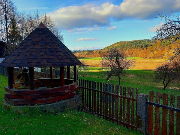 PRONÁJEM CHALUPY S BAZÉNEM I VÍŘIVÝM SUDEM