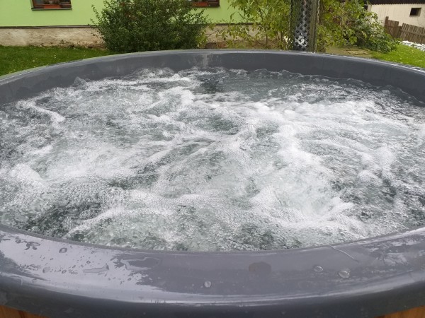 PRONÁJEM CHALUPY S BAZÉNEM I VÍŘIVÝM SUDEM