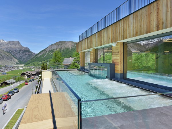 HOTEL S WELLNESS A BAZÉNEM
