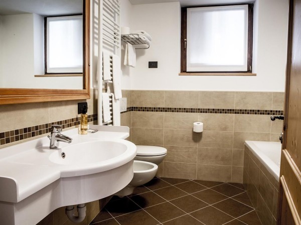 HOTEL S WELLNESS A BAZÉNEM