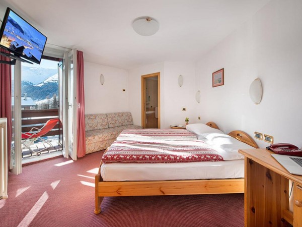 HOTEL S WELLNESS A BAZÉNEM