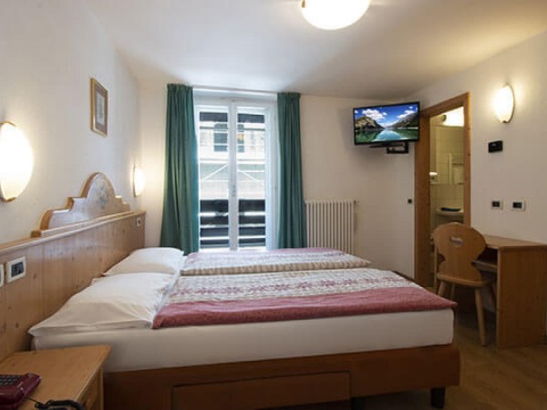 HOTEL S WELLNESS A BAZÉNEM