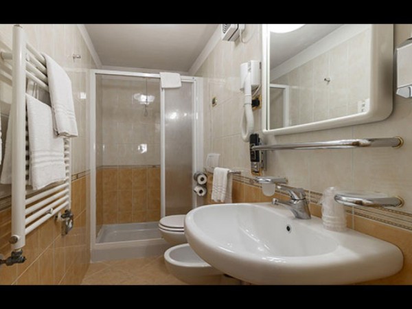 HOTEL S WELLNESS A BAZÉNEM