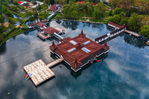 TERMÁLNÍ LÁZNĚ MAĎARSKO: NEJLEPŠÍ WELLNESS POBYTY A DOVOLENÁ