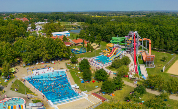TERMÁLNÍ LÁZNĚ MAĎARSKO: NEJLEPŠÍ WELLNESS POBYTY A DOVOLENÁ